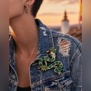 Big snake pin brooch, embellished with rhinestones throughout gorgeous NWOT